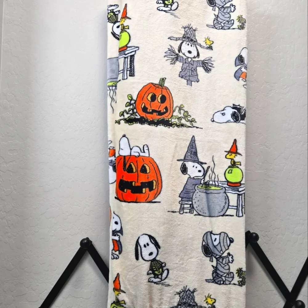 Peanuts Snoopy Halloween Plush Throw Blanket NWT 50 In X 70 In